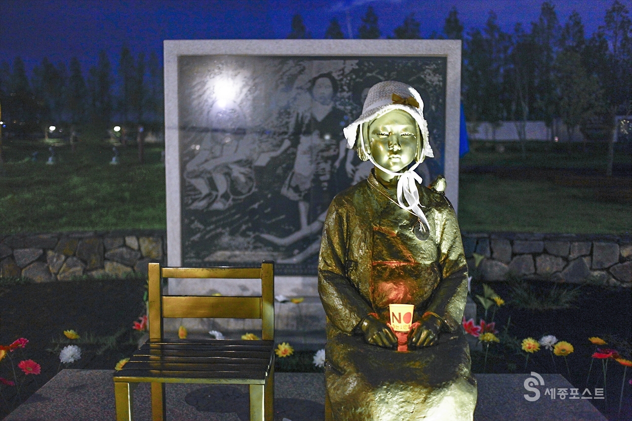 'NO JAPAN' 촛불을 들고있는 세종호수공원의 소녀상