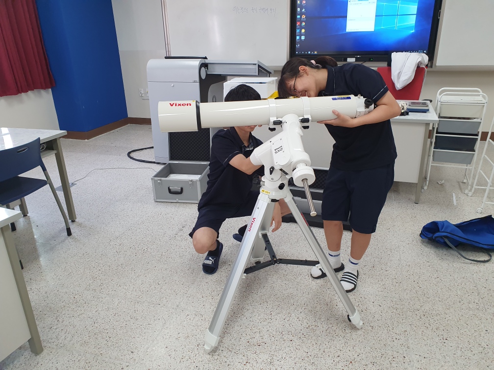 천체망원경을 사용하고 있는 세종시 학생들. (사진=세종교육청)