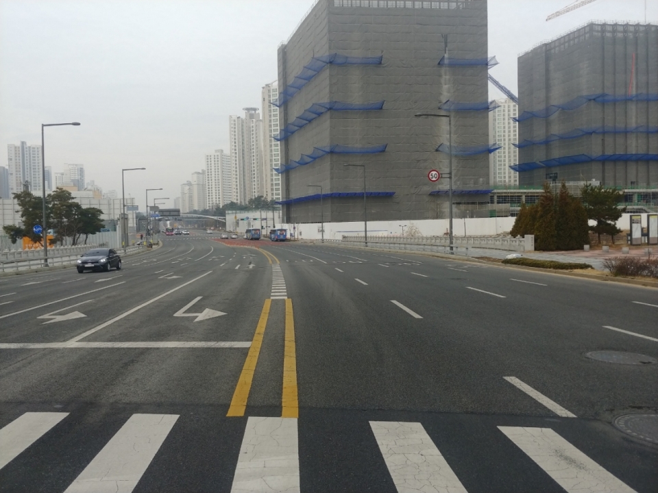 정부세종청사와 인접하고 장군면을 거쳐 미래 세종~서울 고속도로 톨케이트로 향하는 도로. 필자는 이 도로의 확장 필요성을 제기한다.