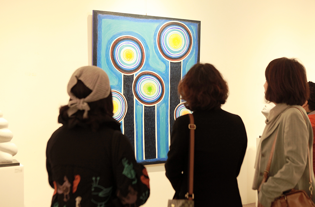 지난 23일 소피아갤러리 전시회장을 찾은 관람객들이 작품을 감상하고 있다.