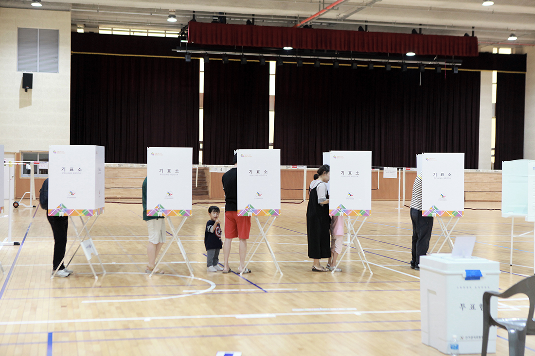 13일 세종시 유권자들이 도담동 3투표소(도담동주민센터)에서 기표하고 있다.
