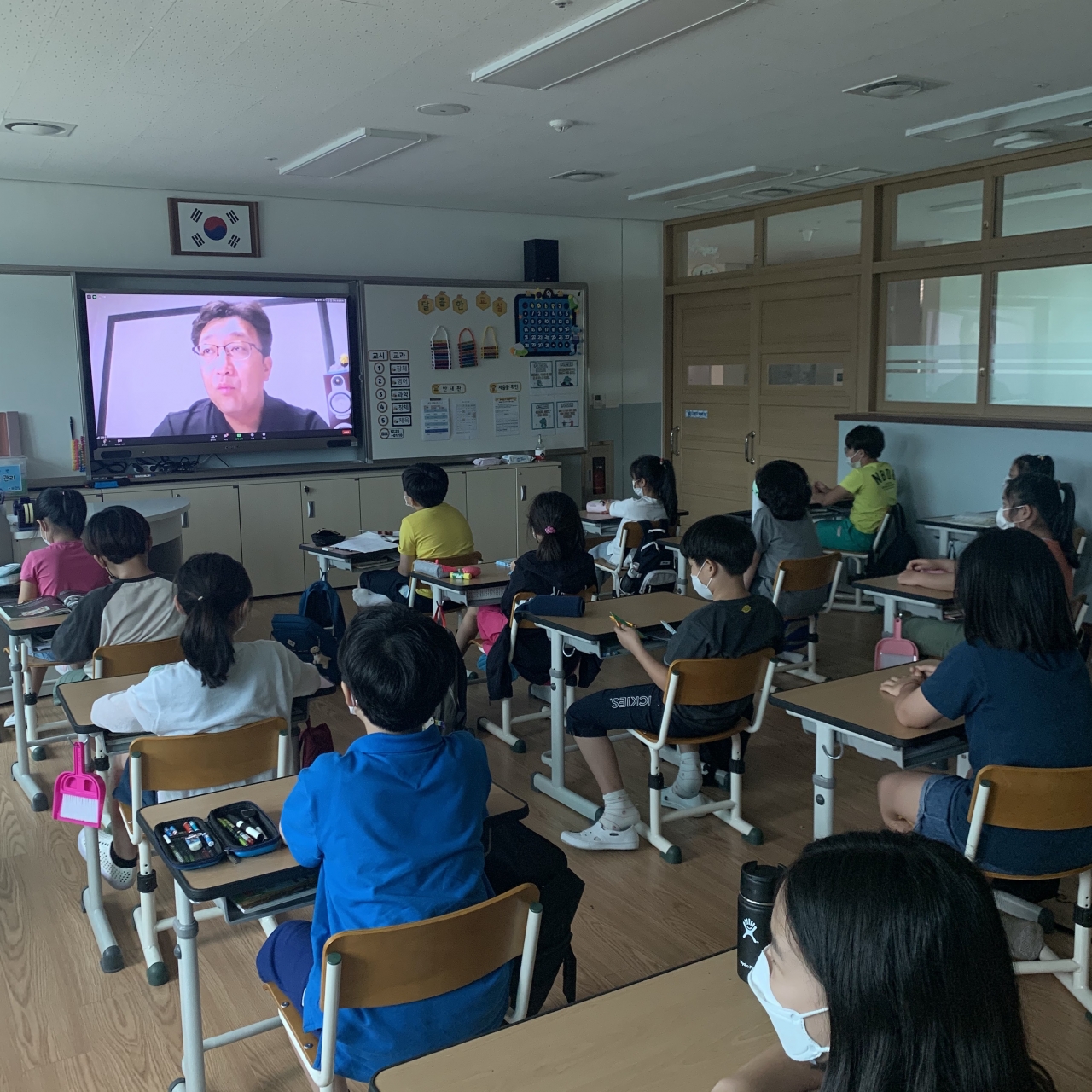 서울의 김용균PD와 세종의 반곡초 학생들이  Zoom을 통해 원격 특강을 하고 있다.