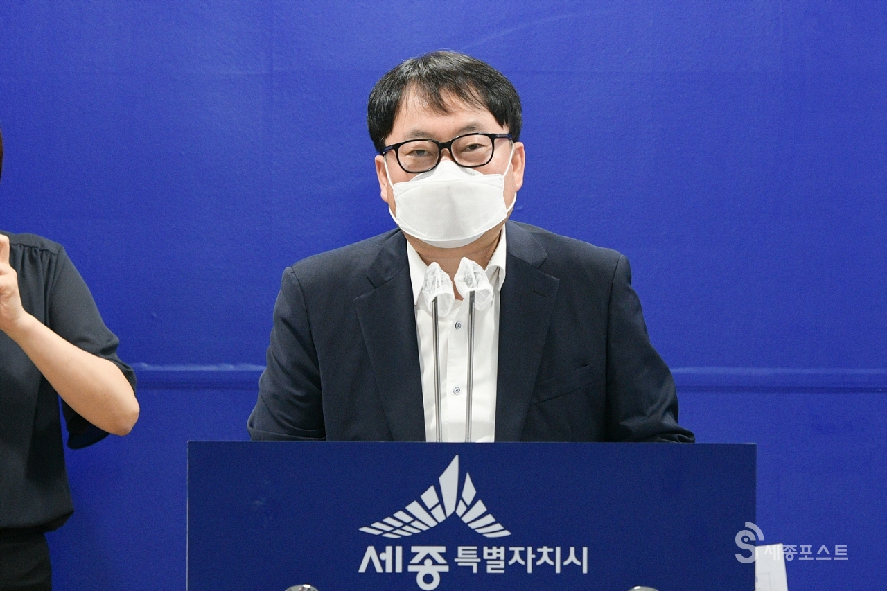 10일 오전 시청 브리핑 중인 김현기 자치분권과장.