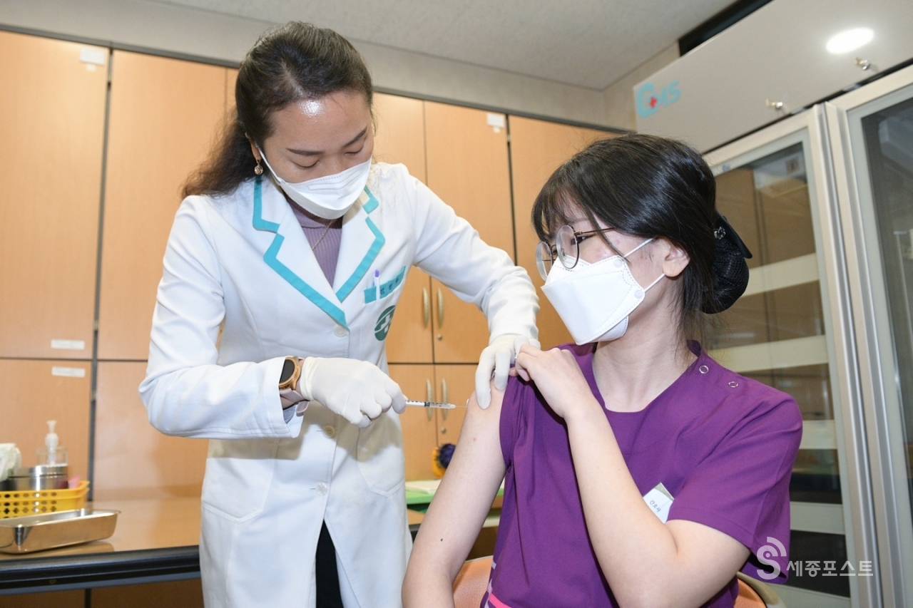 코로나 19 백신 첫번째 접종을 하고 있는 요양병원 근무 간호사 이하현씨(24)&nbsp;ⓒ세종시