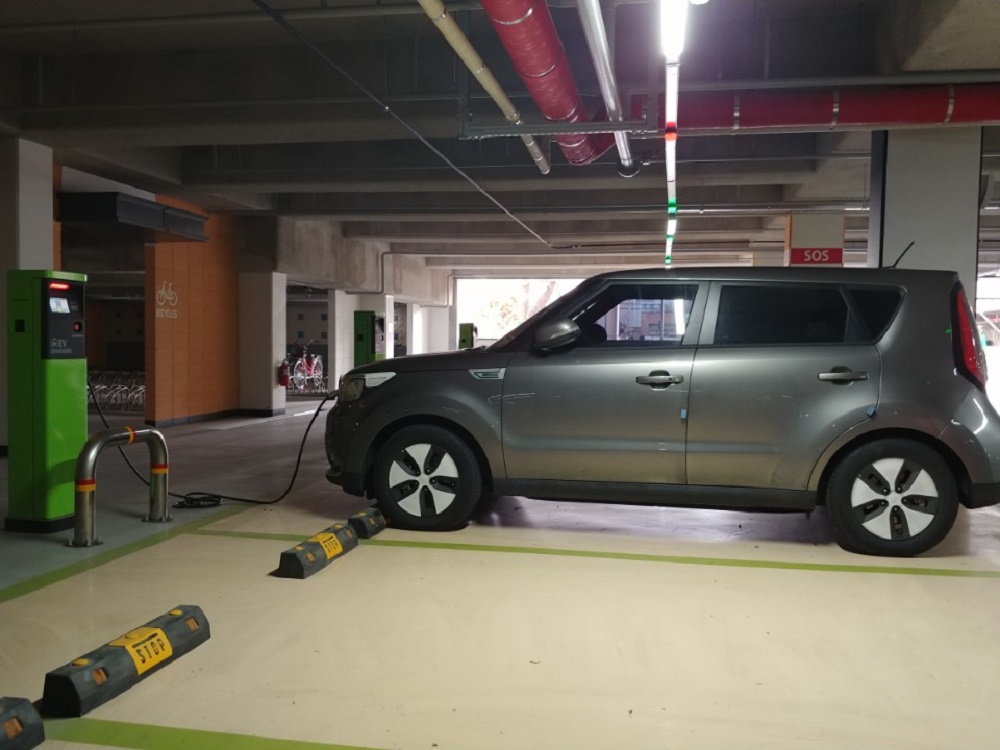 세종시 새롬동 한 아파트 주차장에서 전기차 충전이 이뤄지는 모습.