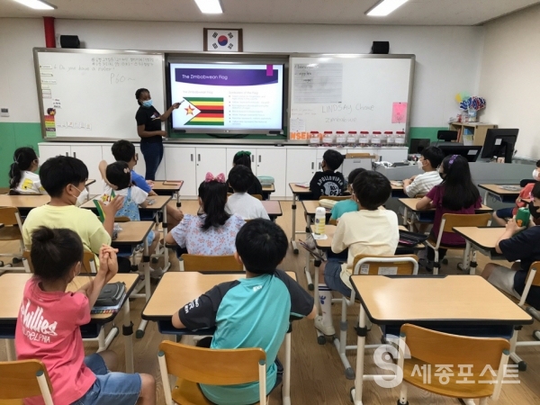 보람초등학교에서 외국인 유학생의 재능기부 수업이 진행되고 있는 모습.(사진=세종시 제공)