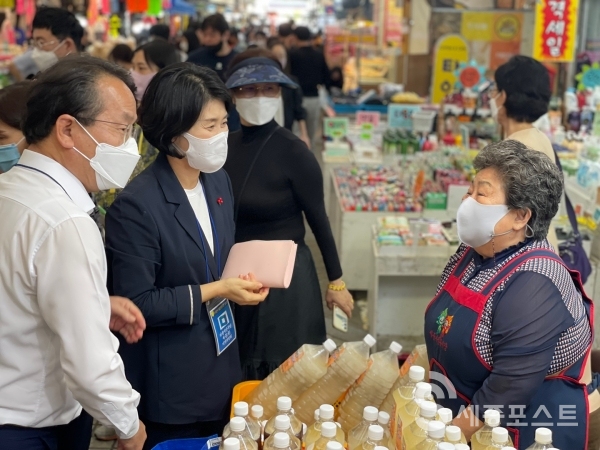 강준현 의원이 8일 전통시장을 방문 상인과 대화를 나누고 있다.(사진=강준현 의원사무실 제공)
