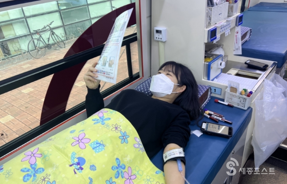 세종시교육청 직원이 9일 헌혈하고 있다.(사진=세종시교육청 제공)