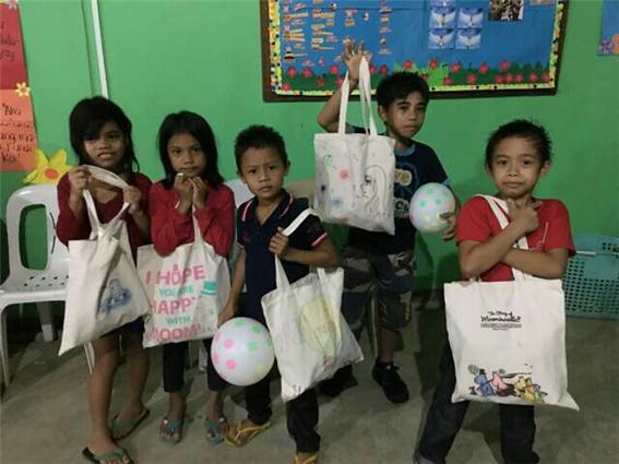 2018년 연말 아름아카데미에서 보낸 에코백을 받은 필리핀 아동들
