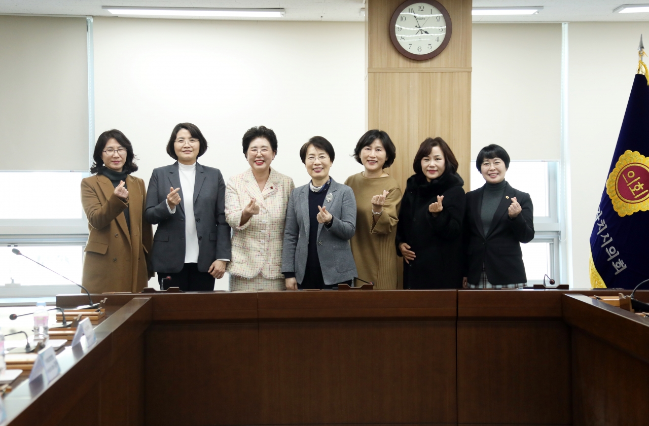 세종시의회 여성의원들과 한국여성경제인협회 세종시지회 회원들이 4일 만나 여성 기업 지원 방향에 대해 논의했다. (사진=세종시의회)