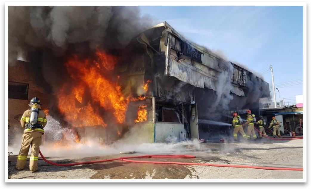 세종시 조치원읍 번암리 한 카센터에서 불이 나 소방대원들이 화재를 진압하고 있다. (사진=세종소방본부)