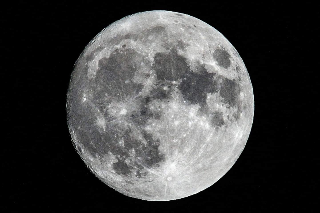 지난 달 31일 하창호 세종시 주무관이 금강변에서 촬영한 19년 만의 할로윈 블루문. 통상적으로 블루문은 한달에 두 번째 뜨는 보름달을 말하는데, 핼러윈 블루문은 핼러윈데이에 뜨는 달을 말한다. 다음 핼러윈은 19년 뒤에 볼 수 있다. (제공=세종시)