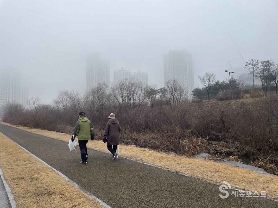제천길을 따라 주민들이 산책을 하고 있다. ©김민주 기자