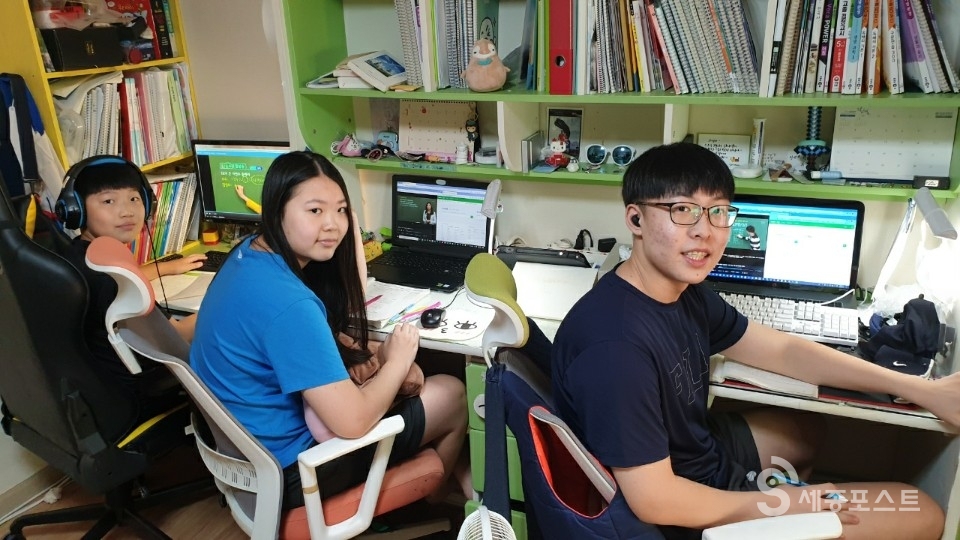 가정에서 홈스쿨링을 하는 모습. 세 남매는 각자의 컴퓨터로 EBS 학습을 통해 자기주도적인 공부를 하고 있다.