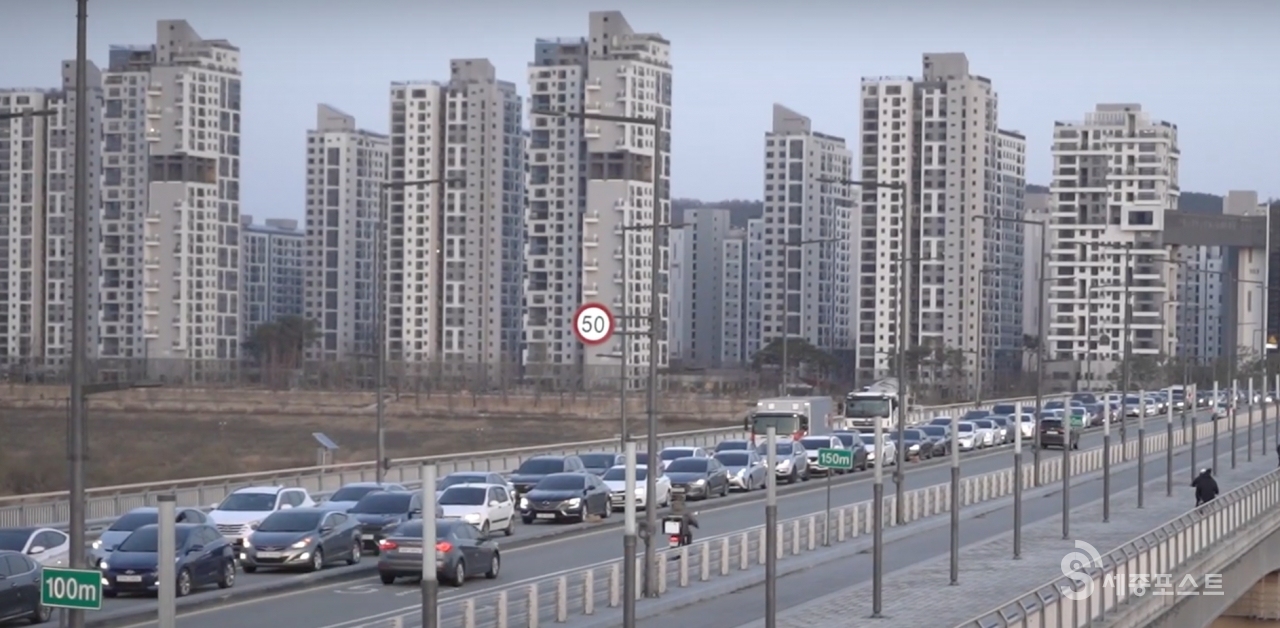 출·퇴근시간대 지·정체 현상이 심각한 햇무리교에 줄지어선 차량들. (사진=정은진 기자)