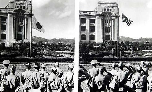 1945년 9월 9일 한국에 들어온 미군이 조선총독부(옛 중앙청) 건물에 게양된 일장기를 내리고 성조기를 올리고 있다.