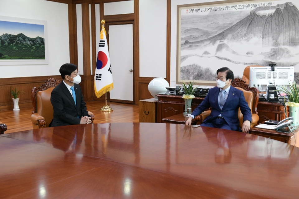 15일 국회에서 박병석 국회의장과 면담을 갖고 있는 이춘희 세종시장 ⓒ세종시