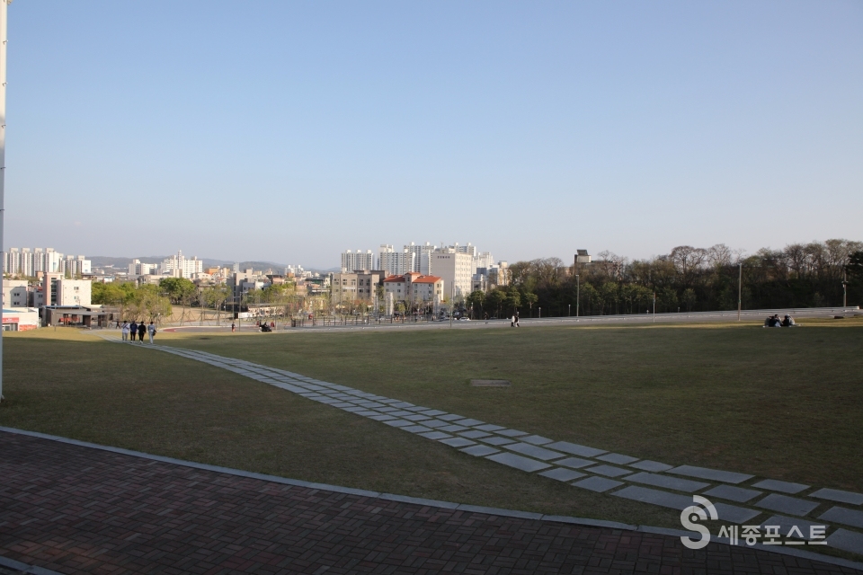 봄이오며 삼삼오오 학생들이 앉아 놀 고려대학교 세종캠퍼스 잔디밭. (사진=최성원 기자)