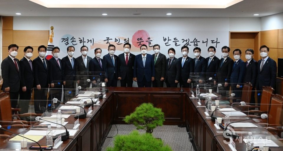 6일 개최된 윤석열 대통령 당선인과 시도지사간담회. (제공=대통령직인수위원회)<br>