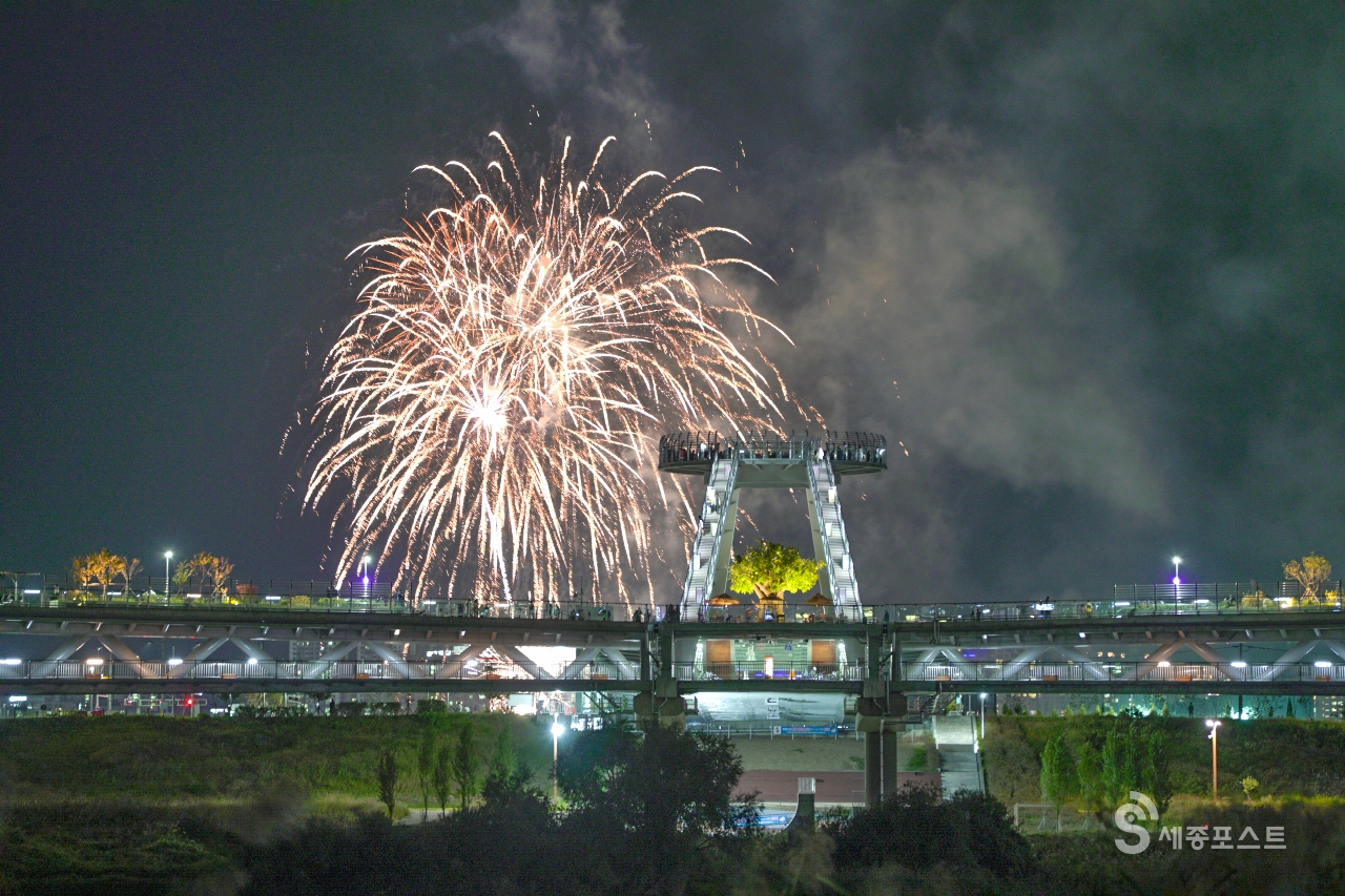 [사진뉴스] 세종축제 시작 알리는 불꽃, 밤하늘 수놓다